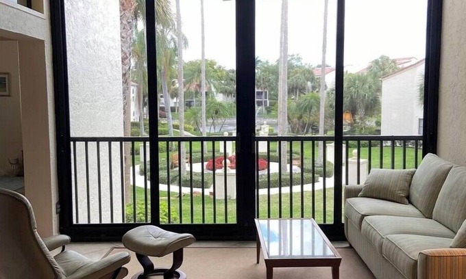 Pelican Bay Condominio | VALENCIA at PELICAN BAY! Still available for Summer and Fall of 2025.
