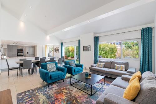 Riou - Petit Juas - Av de Grasse Villa | Valentine by Terry's Homes