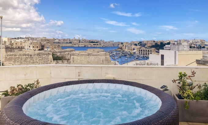 Kalkara Apartamento | Valletta and Grand Harbour Lookout Seaview Hot Tub BBQ