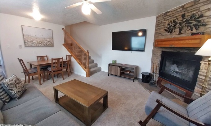 Red River Casa | Valley Condo 101 - Creekside - End Unit - Wi-Fi - Hot Tub - Fireplace - Washer/D