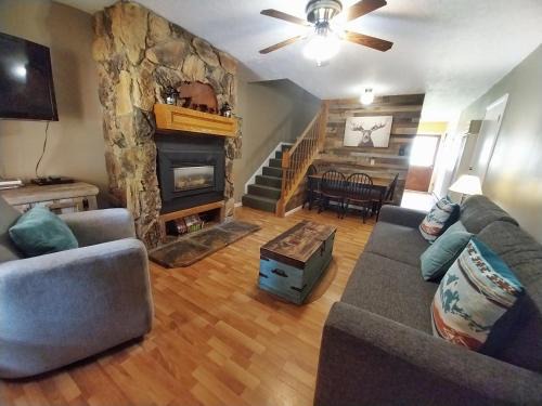 Red River Casa | Valley Condo 104 - Casa Zia - Creekside - WiFi - Hot Tub - Fireplace - Washer - Dryer - Pet Friendly
