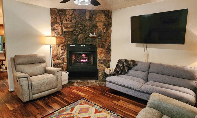 Red River Casa | Valley Condo 117 - Creekside - Wi-Fi - Hot Tub - Fireplace - Washer/Dryer - Pla