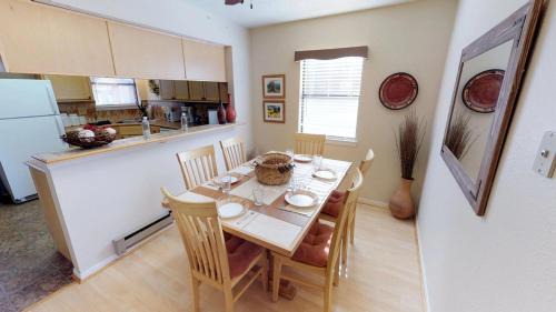 Red River Casa | Valley Condo 126 - Creekside - WiFi - Hot Tub - Fireplace - Washer - Dryer - Playground