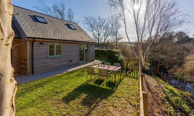 Georgeham Cabina | Valley Cottage Georgeham - Sleeps up to 4 - Dog Friendly Cottage