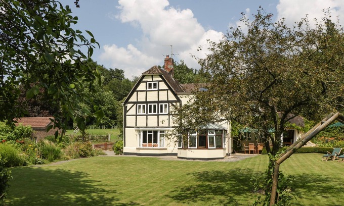Devizes Casa | VALLEY HOUSE, pet friendly, luxury holiday cottage in Devizes