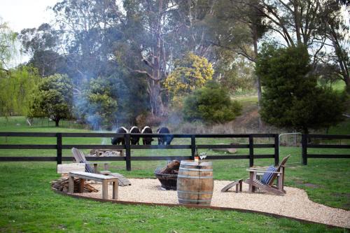 Merton Casa | Valley Park High Country Retreat - Farm Stay Feel, Tiny Home Vibes