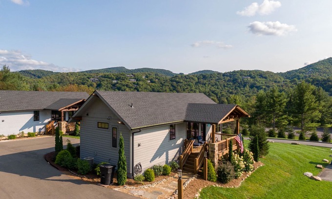 Elk Park Casa | Valley View - expanded deck, within a mile of Banner Elk, close to skiing, river