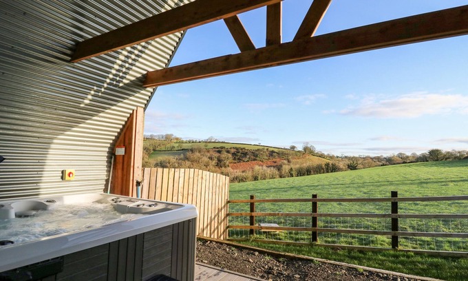 Llandysul Cabaña | VALLEY VIEW HIDEAWAY, pet friendly, with hot tub in Ffostrasol