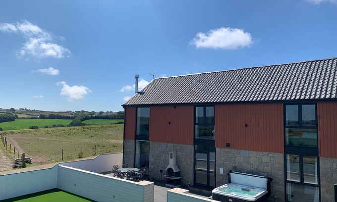 Mullion Cabaña | VALLEY VIEW, pet friendly, luxury holiday cottage in Mullion