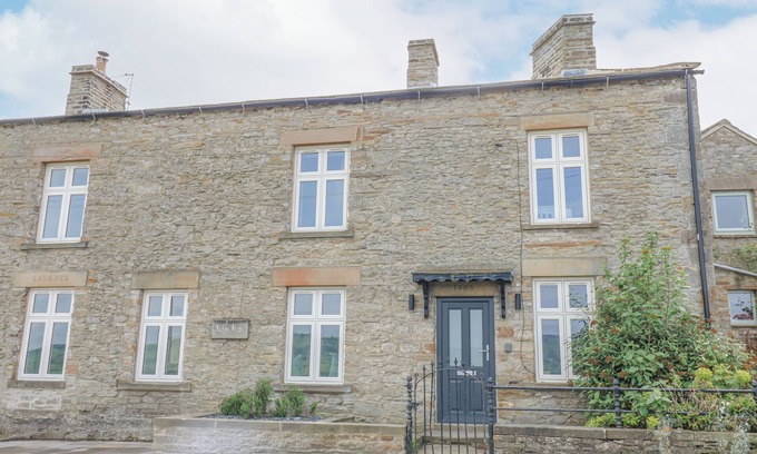 West Witton Cabaña | VALLEY VIEW, pet friendly, character holiday cottage in West Witton