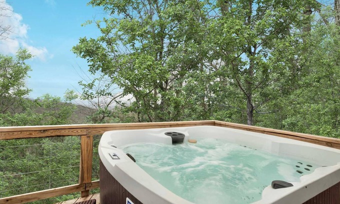 Sleepy Hollow Chalet De Esquí | Valley Views, Hot Tub, Deck, Screened Porch & WiFi