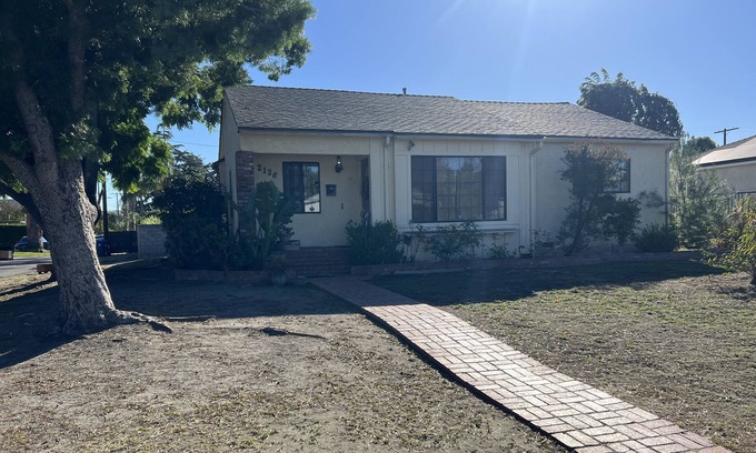 Valley Glen Casa | Valley Village Charmer that’s pet friendly w a huge back yard!!