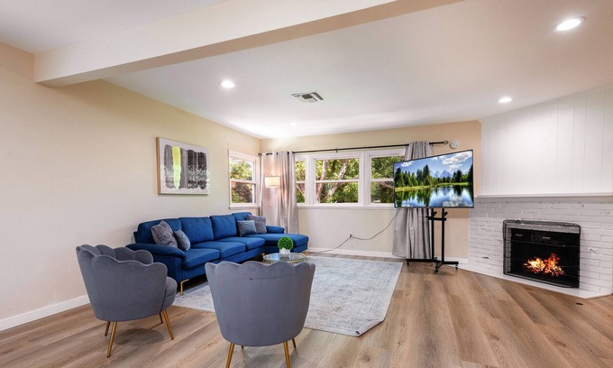 Reseda Casa | Valley Vista Retreat: A Serene Haven of Modern Elegance