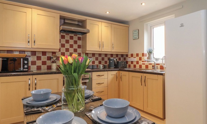 Carlisle Cabaña | VALLUM REST, pet friendly, with a garden in Burgh By Sands