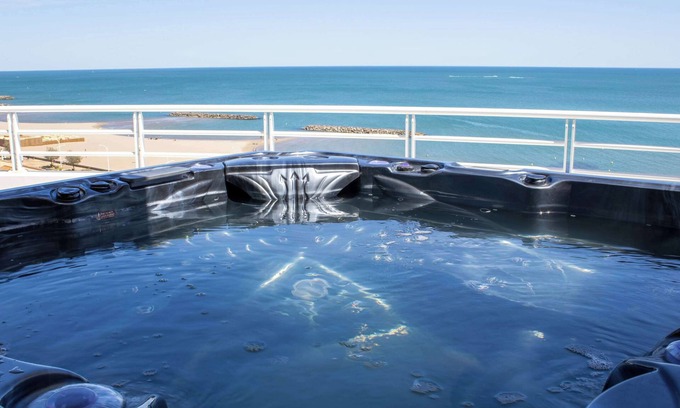 Valras-Plage Apartamento | Valras’Loc Sélect – Panarea Grand Prestige Duplex with Private Spa & Sea View