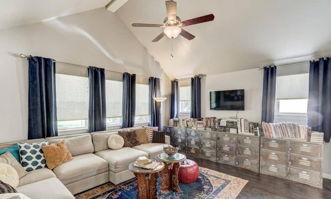 Central Oklahoma City Casa | Vals Eclectic Classen Cottage