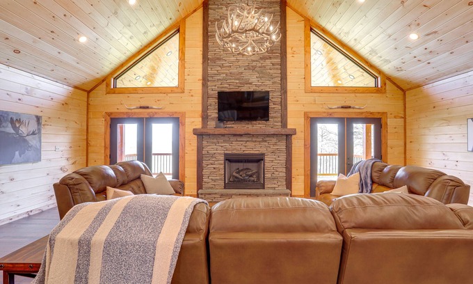 Van Buren Cabina | Van Buren Vacation Rental < 1 Mi to Big Spring!