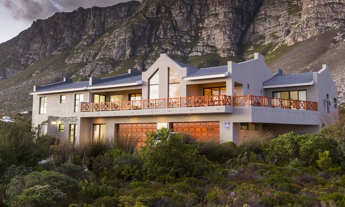 Betty's Bay Casa | Van Den Berg's Guesthouse