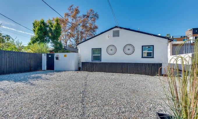 Sherman Oaks Apartamento | Van Nuys Abode w/ Patio, 7 Mi to Universal Studios