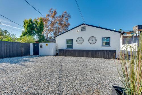 Sherman Oaks Apartamento | Van Nuys Abode with Patio, 7 Mi to Universal Studios