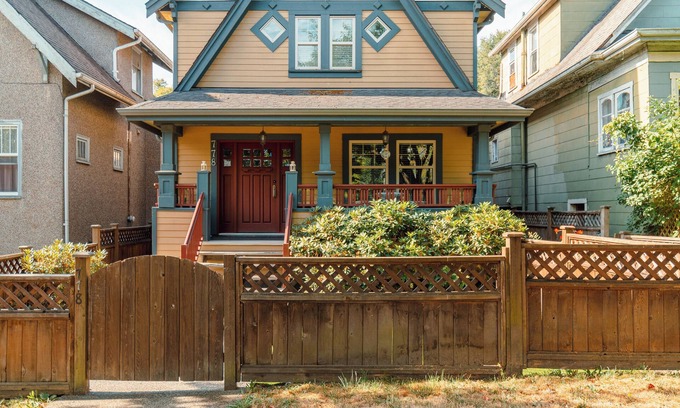 Mount Pleasant Casa | Vancouver - Beautiful and Bright 3bdrm Home