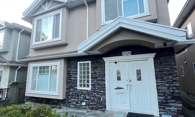 Hastings Casa | Vancouver cozy bachelor close to DT,PNE