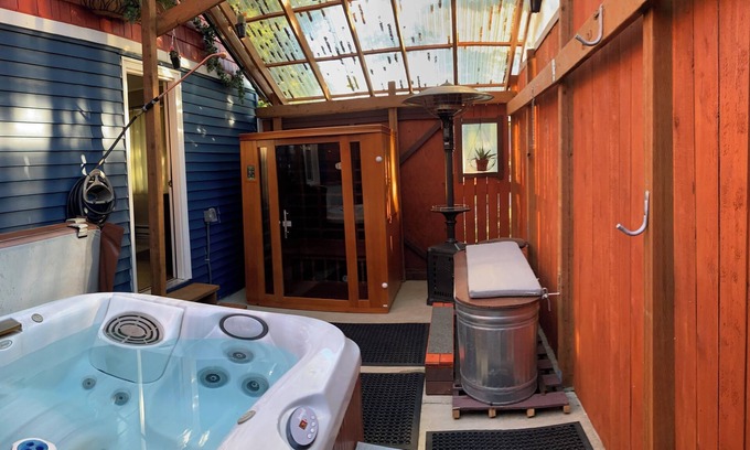 Vancouver Casa | Vancouver Oasis w/hot tub, sauna, & cold plunge.