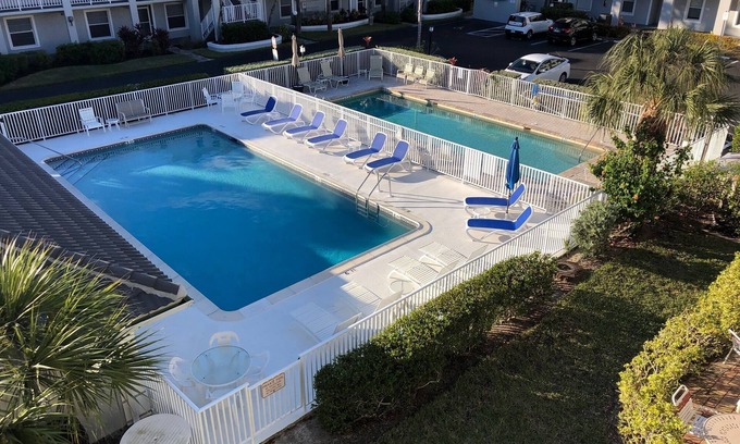 Vanderbilt Beach Condominio | Vanderbilt Beach less than a mile! Dog friendly, Tropical Paradise! 3br & WiFi!