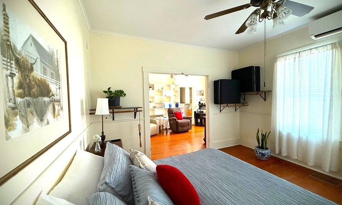 Brenham Casa | Vanilla Dream Suite at The Brenham House Steps from Downtown