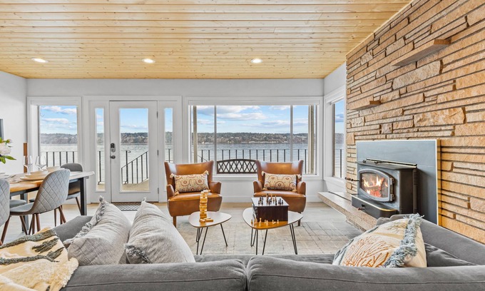 Burley Casa | Vashon Modern Beachfront Getaway: Pet & Family-Friendly with Stunning Views!