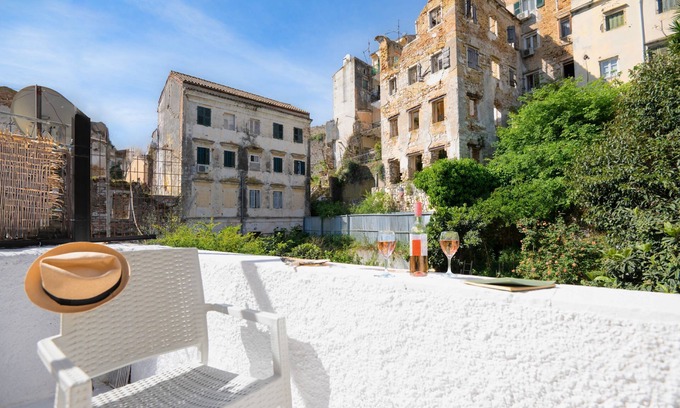 Old Town Apartamento | Vasiliki House: Corfu Town Apartment Next to amenities
