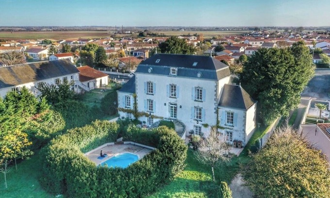 Longeville-sur-Mer Casa | Vast 8/9 bedroom maison de maitre with swimming pool near beaches