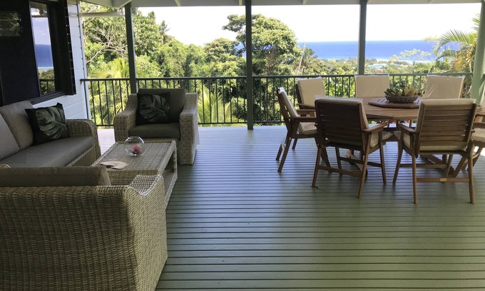 Nikao Tapere Casa | Gran casa familiar, tranquila ubicación en la ladera con vistas al Pacífico