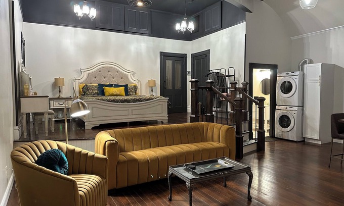 McKittrick Apartamento | Vaudeville Suite, Romantic King Stay Just 4 Min from Hermann Wineries