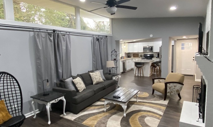 Clemson Casa | Vaulted Ceilings & Accent Windows--1 mile from CU
