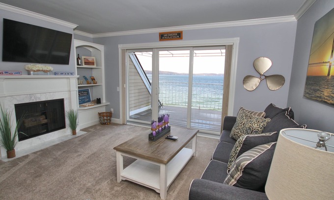 Boyne City Condominio | 1BR condominio frente al mar en el hermoso lago Charlevoix en Boyne City!