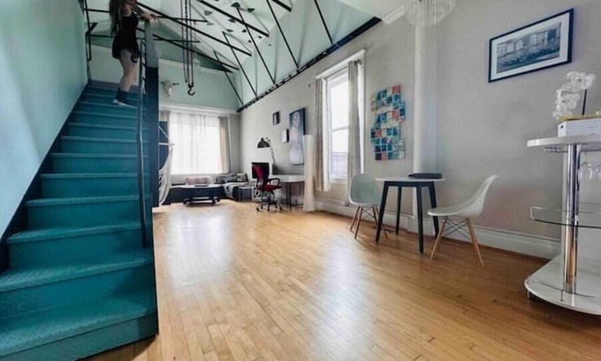 North Buffalo Apartamento | Vaulted Loft in Historic Bank on Hertel King Bed + walk to shops