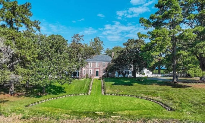 Locustville Casa | Vaux Hall Manor | 5BR Historic Farmhouse on Bay