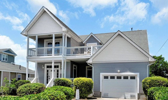 North Camellia Acres Casa | Spacious 4 BR 4 Bath Home- 2 primary suites. Great for Groups + Walk to Beach!