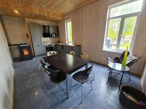 Jelgava Apartamento | Ved flod nær slot og park i stille centrum