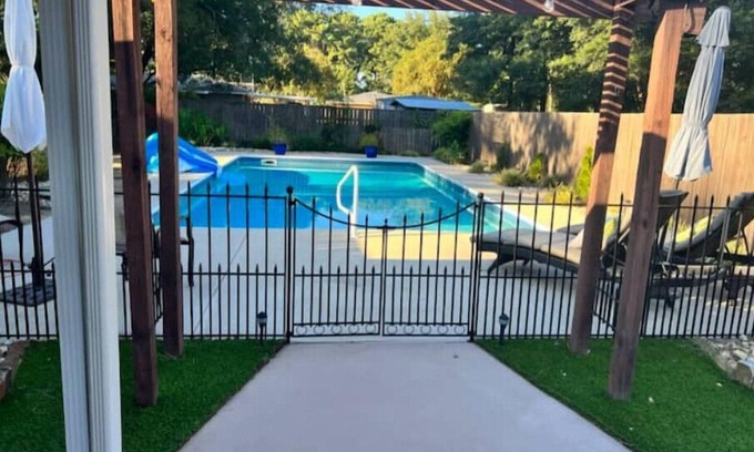Gunter Afs Casa | Vega Vacation Spacious 3 BR w/ king beds+pool