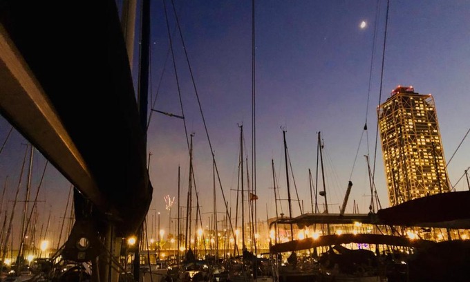 La Vila Olimpica del Poblenou Alquiler De Eote | Velero con opción de salida