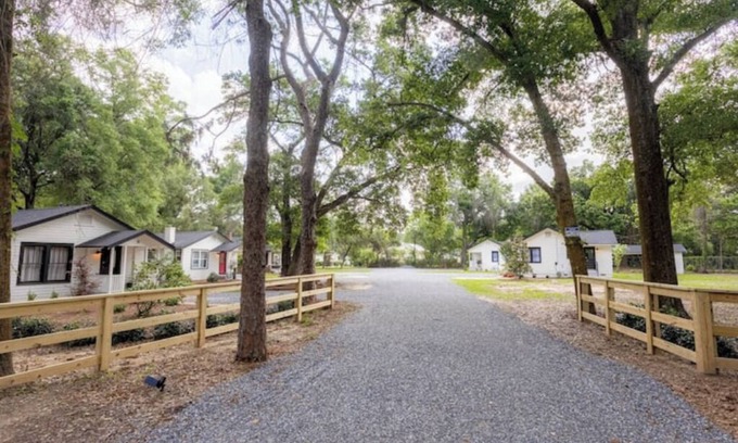 Southeast Pensacola Casa | Velia Villas: Tranquil East Hill Estate for Groups Close to Beaches and Downtown
