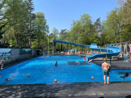 Bosgebied Hoenderloo Apartamento | VELUWE CHALET HOENDERLOO Private Jacuzzi, Park Swimming Pool and Children's Entertainment