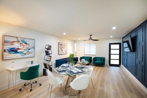 East Naples Casa | Velvet Bloom unique location 3mil to Downtown