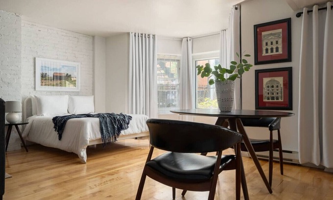 Milton Park Apartamento | Velvet & Stone Studio –Nestled in the Heart of MTL