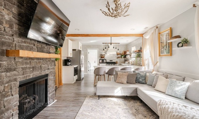 Charlotte Casa | Venetian: Barrell Sauna, Hot Tub, Cold Plunge, Red Light Therapy & more