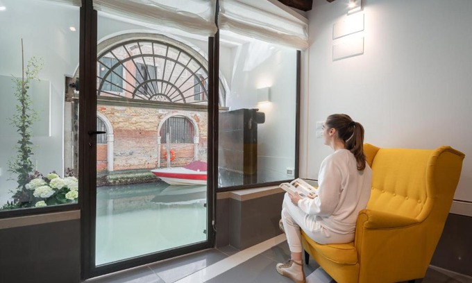 Castello Apartamento | Venetian Canal View