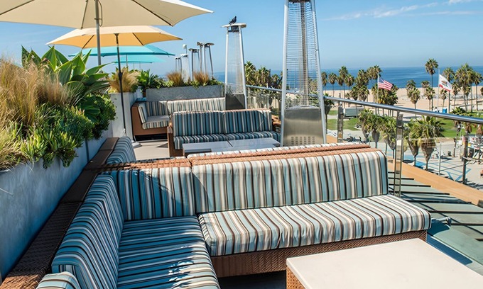 Venice Hotel | Venice Beach Base w/ Balcony | Free Breakfast | Rooftop Lounge | 3 Units