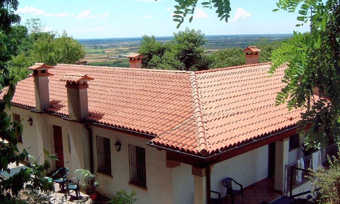 Cornoleda Apartamento | PROMOTION TRAVEL WITH BABY IN THE FAMILY from 16 to 23 August cot, high chair